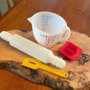 4 Piece Vintage Tupperware Mini Mix It Children's Mixing Set